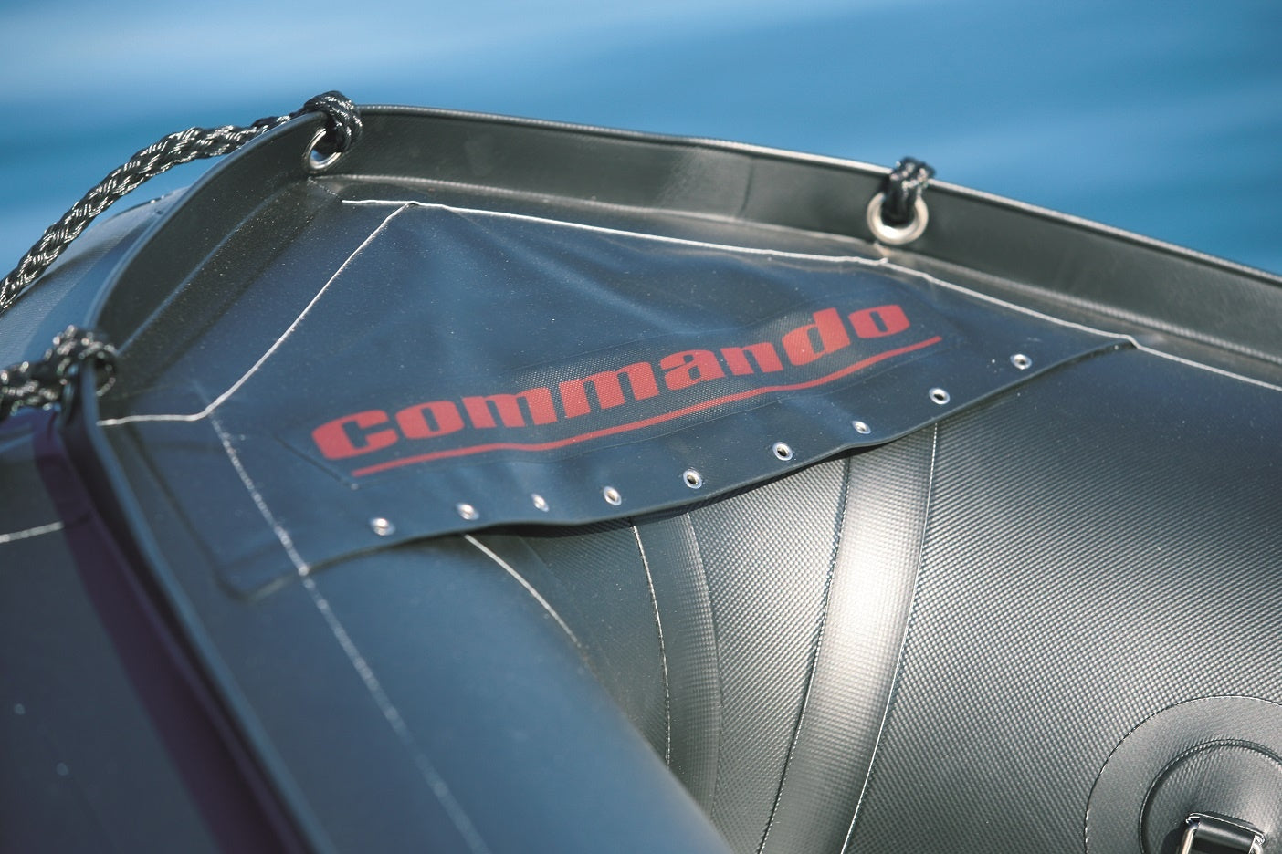 Bombard Commando C4 - rubberboot met aluminium vlonderdelen deelbare houten kiel