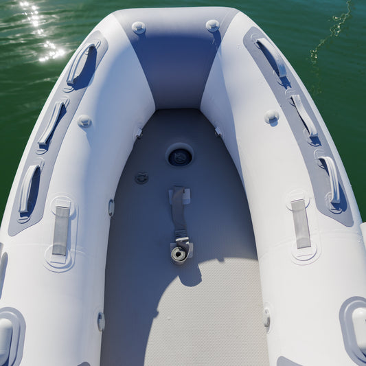 Bovenaanzicht van een grijs-witte Zodiac Cadet AERO rubberboot met H2P airdeck luchtbodem op het water
