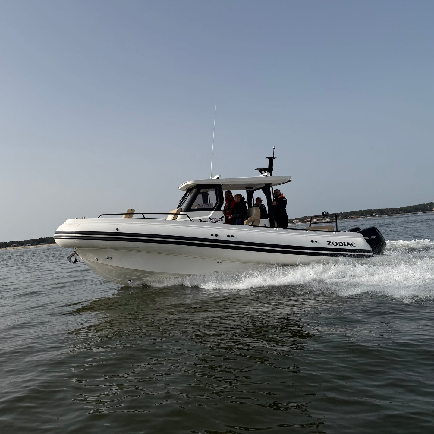 Zodiac X9CC premium center console RIB met hardtop en Mercury motor varend op zee